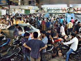 Liquor Shops Open In Lockdown - It Happens Only In India